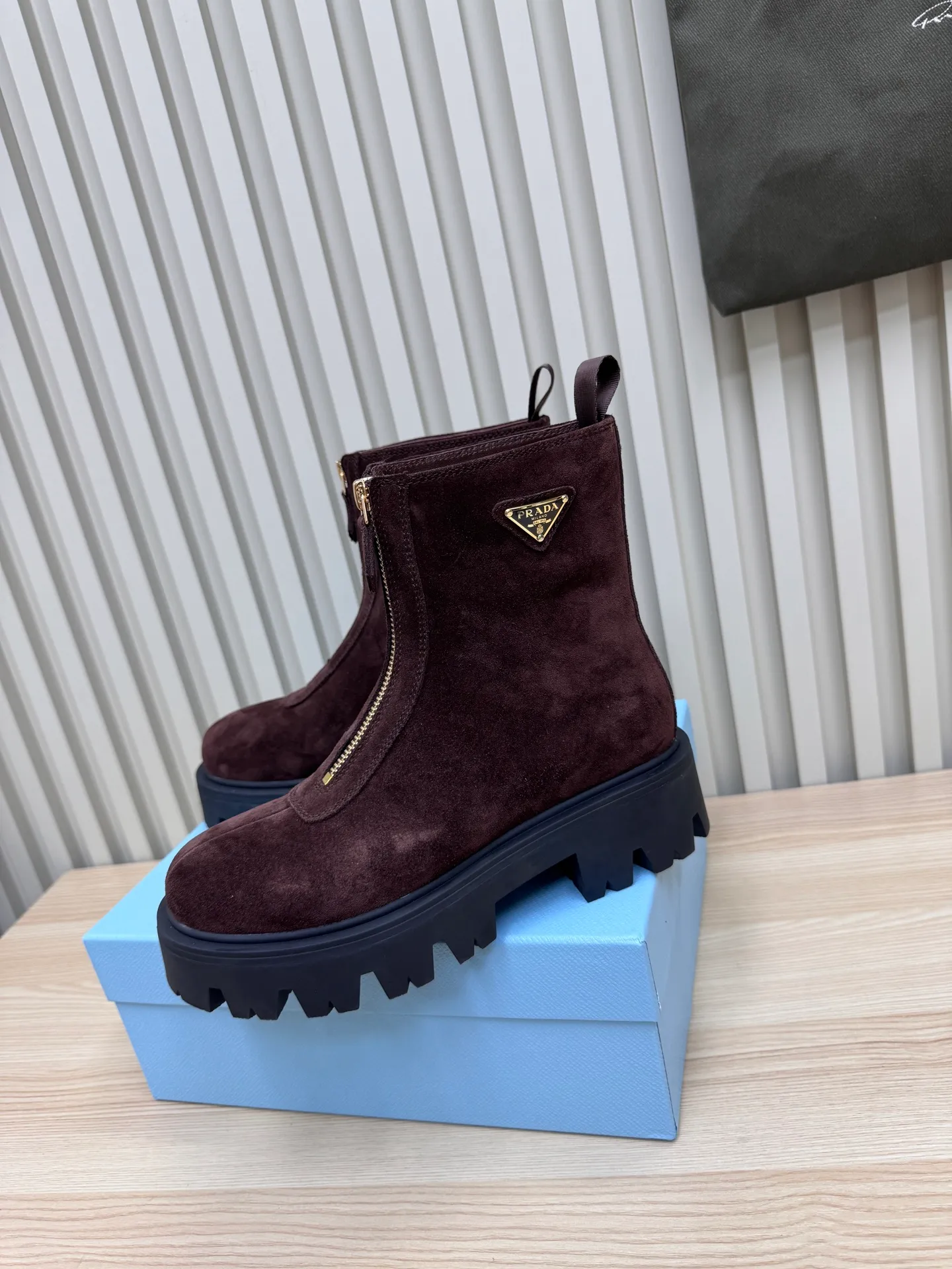 👟👟Ex-factory price 680👟👟 Prada / Prada couple's Martin boots are here, comfortable and elegant to wear. The original molded outsole of the counter is 1:1 replica. It is made of non-slip and wear-resistant imported TPU tin mold vacuum outsole. Tank-shaped thick sole. Fabric: imported anti-explosion cowhide. Lining: imported mixed sheepskin lining. Sheepskin foot pads. Outsole: tin molded beef tendon sole. Code number: 35-41 (42 customized)